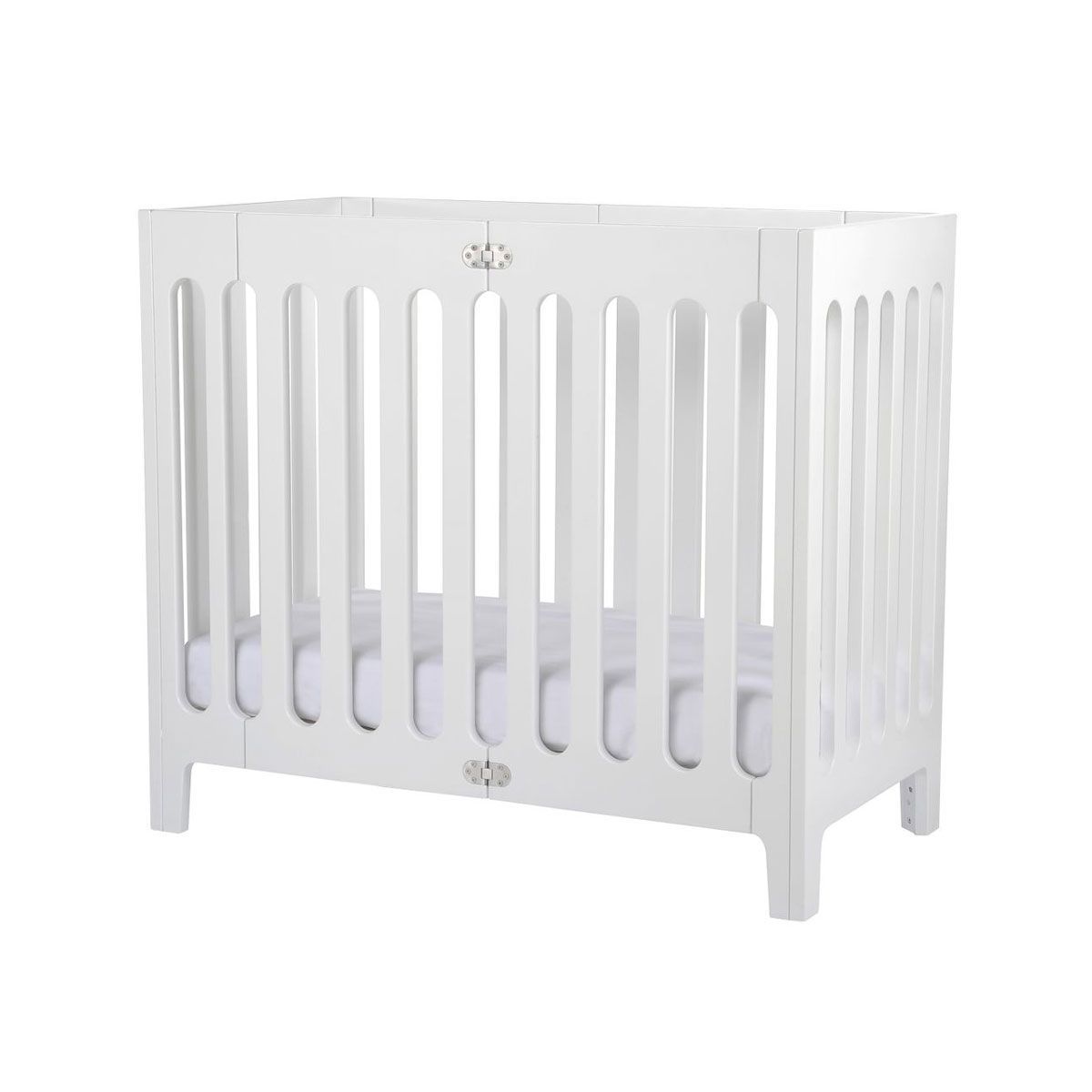 bloom alma mini Babybett - coconut white klappbar, inkl. Rollen und Matratze Aloe Vera
