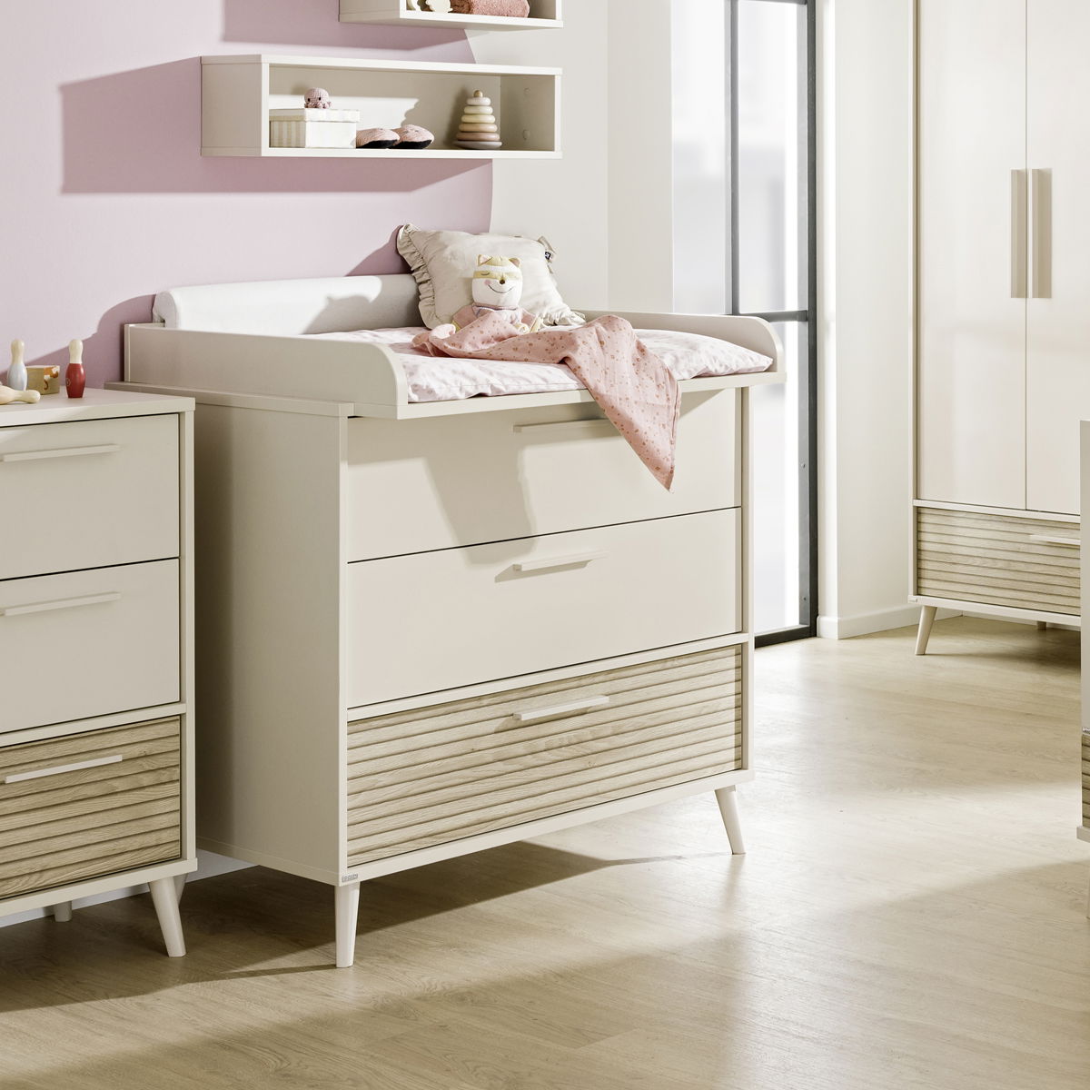 Paidi Eefje Wickelkommode Schubläde 2x Cashmere-Beige, 1x Groovy-Oak mit Wickelkaufsatz - schmale Ausführung